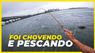 Mesmo de baixo de chuva não pode faltar pescaria e peixe sempre tem!