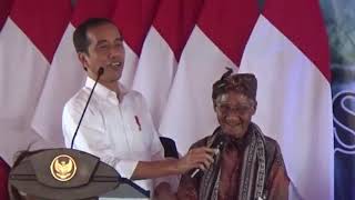 Detik-Detik Presiden Jokowi Serahkan Sepeda ke Warga NTT