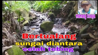 sungai diantara celah tebing yang curam