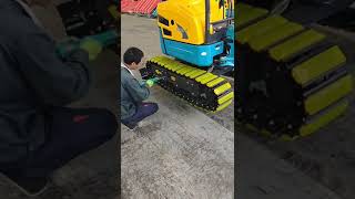 Changing shoes from rubber crawler to steel crawler with  rubber pad