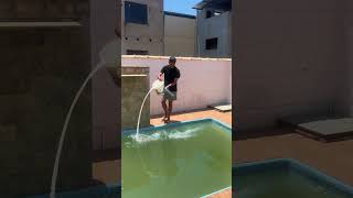 Limpando piscina verde com 1 produto apenas #foryou #fy #viral #limpeza #pool #dicas #satisfying