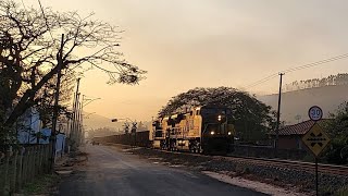 Belíssimo trem de minério vazio com 272 vagões e 4 locomotivas num lindo amanhecer.