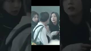 BLACKPINK JISOO REACTION WHEN LISA's MANAGER FORGOT HER PASSWORD 🖤 #fypシ