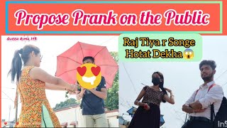 Propose Prank on the public🤣😅🫣1St Time,,,,, @rajtiyaofficial Di der songe dekha hoye gelo hotat🥰💝