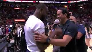 El entrenador Erik Spoelstra da un salto en la mesa para saludar a D-Wade