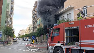 Scoppia l'inferno nel negozio di articoli di nautica. Sono in corso le operazioni di spegnimento.