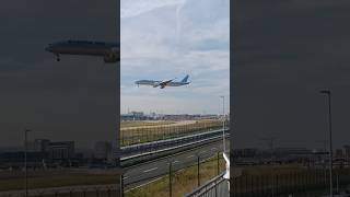 Korean Boeing 777 landing at Frankfurt Airport