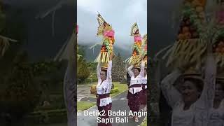 Bali..diterjang Angin badai saat Upacara Adat..Semoga semuanya Rahayu, 🙏