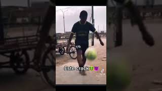 Este bro supera a Messi y a Cristiano con el balón 😔☝️