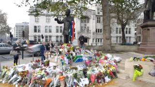 Kondolenzbekundungen an der Statue von Nelson Mandela in London