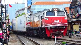 KERETA MONSTER KELUAR DARI GANG SEMPIT RUMAH WARGA