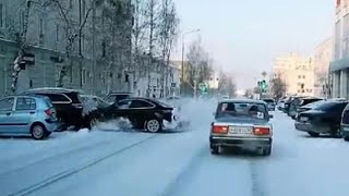 Нетрезвая автоледи повредила 4 авто и попыталась скрыться