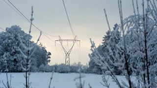 Πώς τα συνεργεία του ΔΕΔΔΗΕ επιδιορθώνουν τις βλάβες στα καλώδια από την κακοκαιρία "Ελπίς"