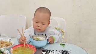 🤱：夹肉丸子吃呀 👶：我刚才吃了嘛 🤱：在吃一个 👶：不好