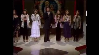 Johnny Cash with daughters Carlene, Tara, Rosanne, Cindy, Kathy and Rosie  - Silent Night