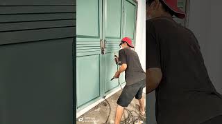 proses pemasangan pintu Garasi