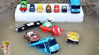 Learn Colors Sizes for Kids w/Disney cars Police vehicles & Tayo Thomas trains in water