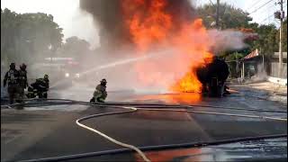 De ultimo minuto se incendia tanquero de combustible en la autopista Duarte.