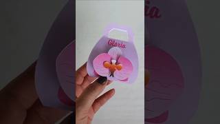 Caixa bolsinha com aplique de orquídea