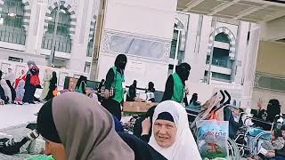 Females Hajji preparing ifter at Masjid al haram