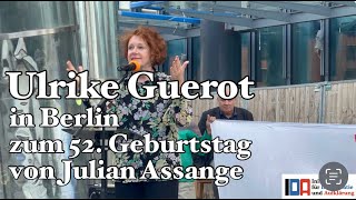 Ulrike Guerot spricht auf der Free Assange-Demo in Berlin