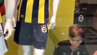 Fenerbahçe formasını öpen minik fenerbahçeli