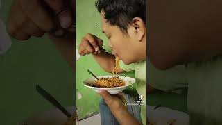 Jangan lupa makan biar kuat katanya