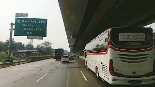 hunting bus di jalan tol angkutan pagi