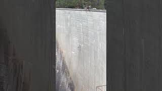 Daredevil doing some bungee jumping in the Verzasca Dam at 220 m high 🤪 Ticino, Switzerland 🇨🇭