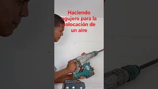 abriendo agujero para la colocación de una aire acondicionado