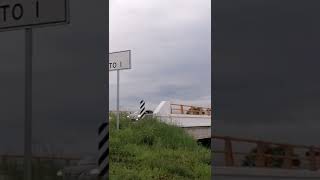 Un día familiar... crece el río y se lleva el puente por poco nos caemos. 😱