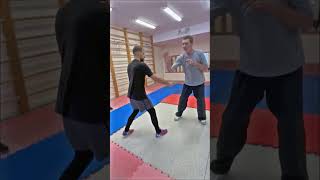 Нож. Сковывающий захват. "Обруч сзади".  #shorts  #shortsvideo #martialarts #shortvideo