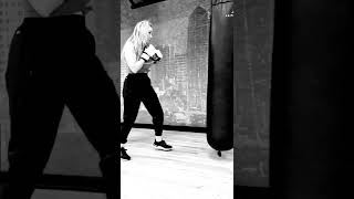 STEPPING IN WITH RIGHT HAND. #boxing #boxingcoach #boxingcombinations #boxingfitness #COMBOQUEEN