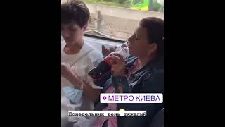 В метро Киева девушка пила водку