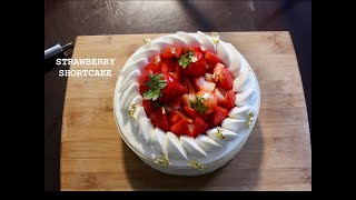 A pastry chef shows you how to make a strawberry shortcake.いちごのショートケーキレシピ( whipped ganache recipe).