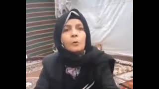 مادر آذربایجانی ساکن مناطق زلزله زده خوی؛مسئولین اگر کاری نمی کنید حداقل مانع کمک های مردمی نشوید