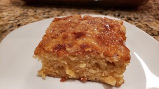 Bolo de ananas com leite condensado por cima .