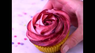 How to ice a Rose on a cupcake. #cupcakes #rosecupcake #icing