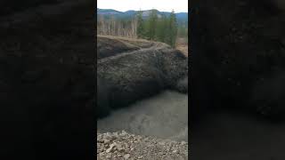 Removal of the upper layers of platek in the quarry using a controlled explosion.