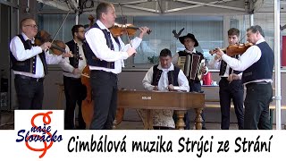 Cimbálová muzika Strýci ze Strání. Koncertování pro veřejnost o Růžencové pouti v Uherském Brodě.