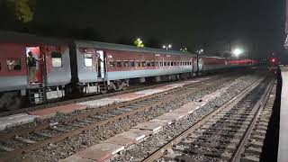 13121 Kolkata Ghazipur City weekly express cruising through Dumdum Jn #indianrailways #railfans