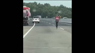 VIDEO ASLI! Detik detik Truck Meluncur Dikejar Supirnya LUPA NGE HAND REM!!