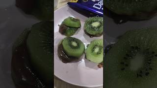 Kiwi Chocolate Sandwich #kiwi #kiwigreen #chocolate #dairymilk #sandwich #viral #shorts #viralshort