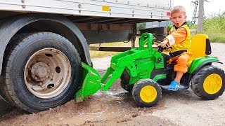 Camion coincé dans la boue - Dima sur un tracteur se dépêche de secourir