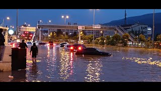 Karabük'te sağanak yağış! Cadde ve sokaklar suyla doldu, araçlar yolda kaldı