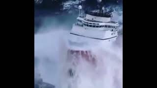 Cargo vessel seen cruising in heavy seas 😱😱🌊🌊