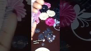 fabric brooch making #DIY #handmade #crafts #flowers #brooches