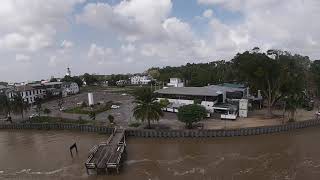 Zeilen langs de waterkant van Paramaribo