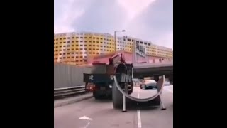 車CAM直擊 - 咁大舊野跌落嚟...好彩無車跟你後面 😰 載貨不穩