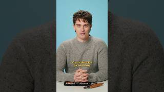 Nicholas Galitzine: su curiosa forma de relajarse